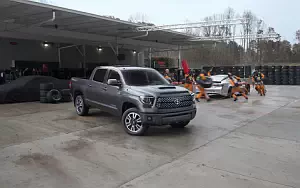 Обои автомобили Toyota Tundra TRD Sport CrewMax Cab - 2017