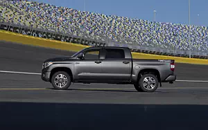 Обои автомобили Toyota Tundra TRD Sport CrewMax Cab - 2017