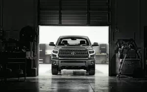 Обои автомобили Toyota Tundra TRD Sport CrewMax Cab - 2017