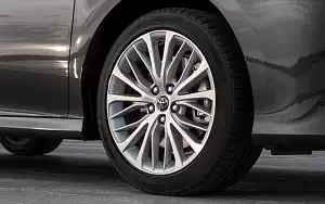   Toyota Camry Hybrid - 2019
