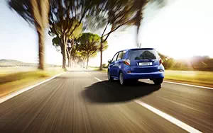 Обои автомобили Toyota Verso S - 2011