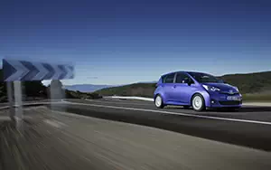 Обои автомобили Toyota Verso S - 2011